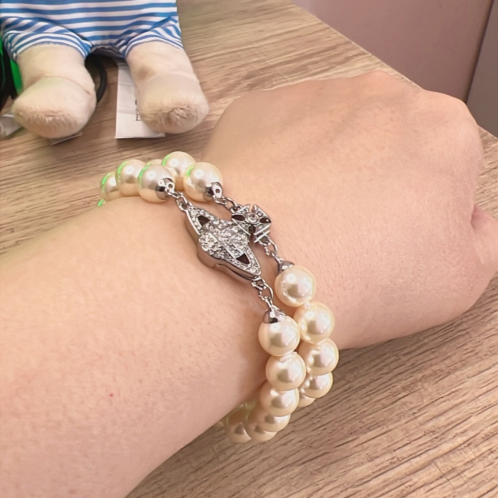 Cream and Silver Pearl Bracelet with Intricate Centerpiece